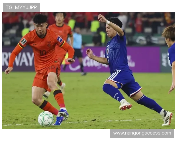 中国足球队迎战日本队，备战亚洲杯，年轻球员表现引关注